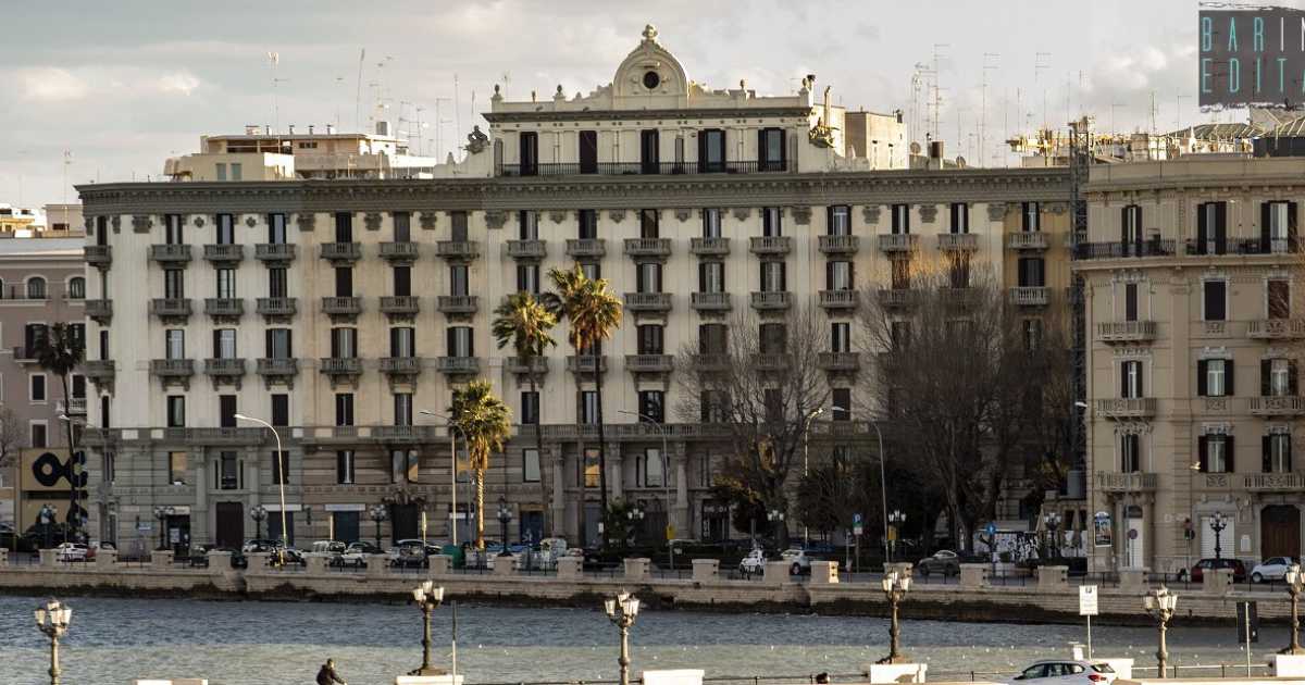 Da 100 anni si staglia imperioso sul lungomare di Bari: � l'elegante Palazzo Colonna